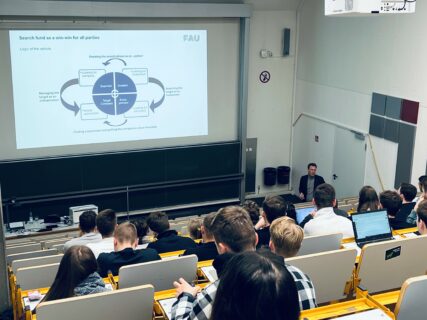 Zum Artikel "Exciting guest lecture by Dr Thomas Bühler, Afinum Management GmbH"